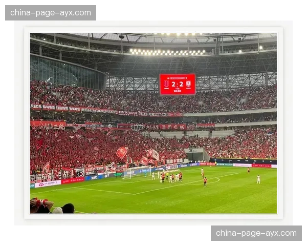 成都凤凰山球场再现万人星光合唱，赛后“胜利号角”仪式成新传统